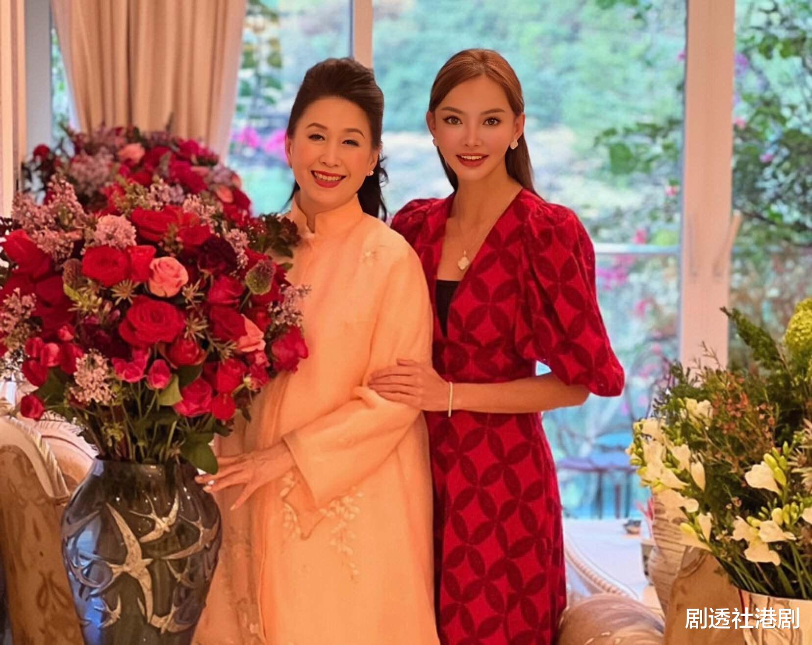 香港知名男星前妻整容成瘾,下巴直接变锥子,越来越像真人芭比