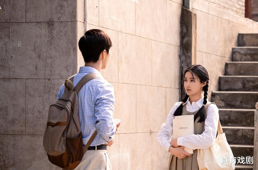 《小巷人家》不装了,摊牌了,妹妹在挨打,哥哥却抱头鼠窜