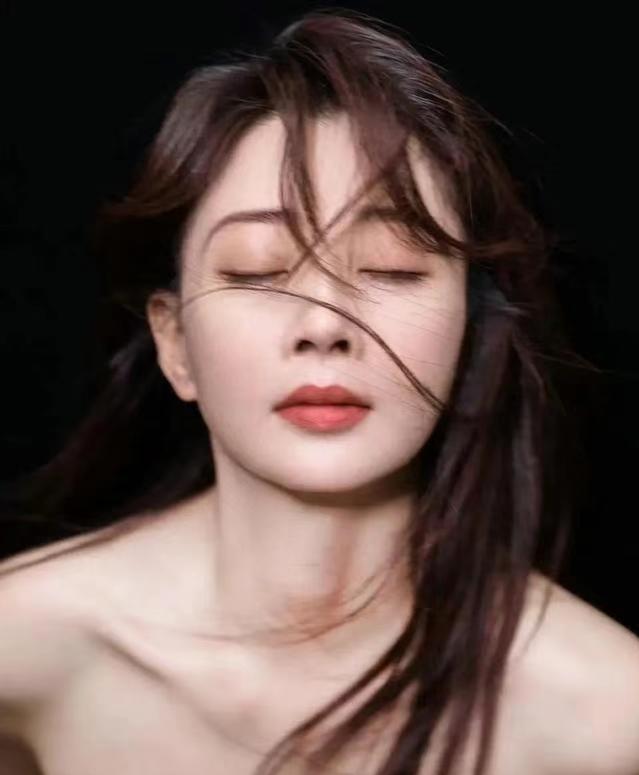 44岁殷桃与男友甜蜜逛街,男方为官二代,主动喂她吃饭性张力爆棚