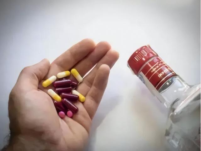 除了吃头孢不能喝酒，还有5种药吃完也不能喝酒，告诉你的酒友