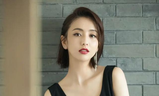 陈思诚公司泰国团建,刘昊然,文咏珊都在,前妻佟丽娅好美像20岁