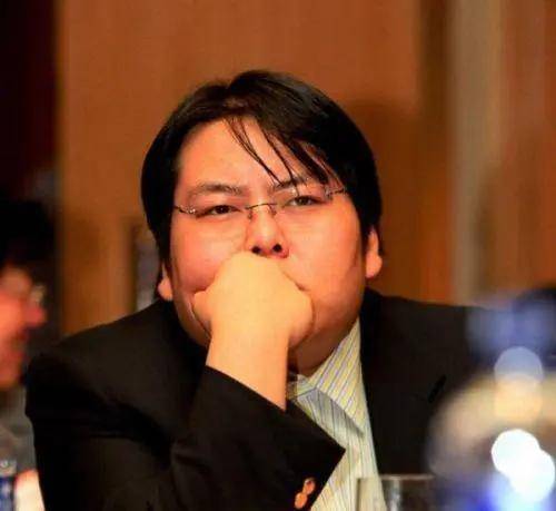 22岁继承百亿家产,5000万娶车晓,“败家子”李兆会现在靠榨汁杯又赚千亿