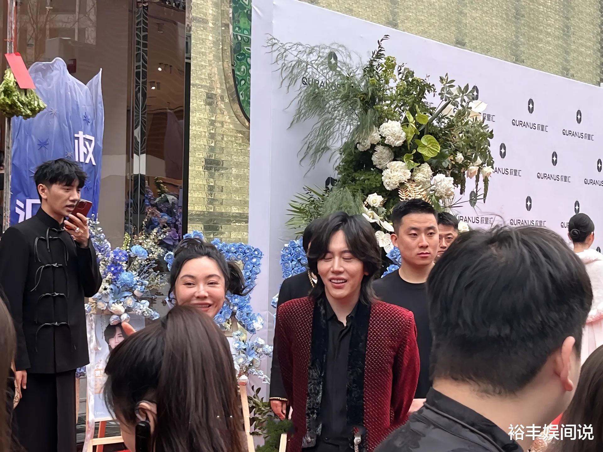 网红王红权星奢侈品店开业好牛!金巧巧杨子助阵,花海足足200米