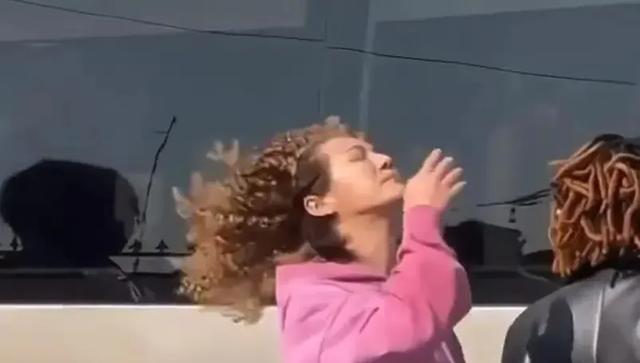 《五哈》路透鹿晗耍帅，却不料把假发甩掉，33岁的真面目没法看？