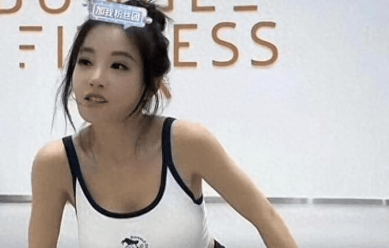 冯提莫:户外直播遇到大雨,导致全身湿透,身材彻底暴露!