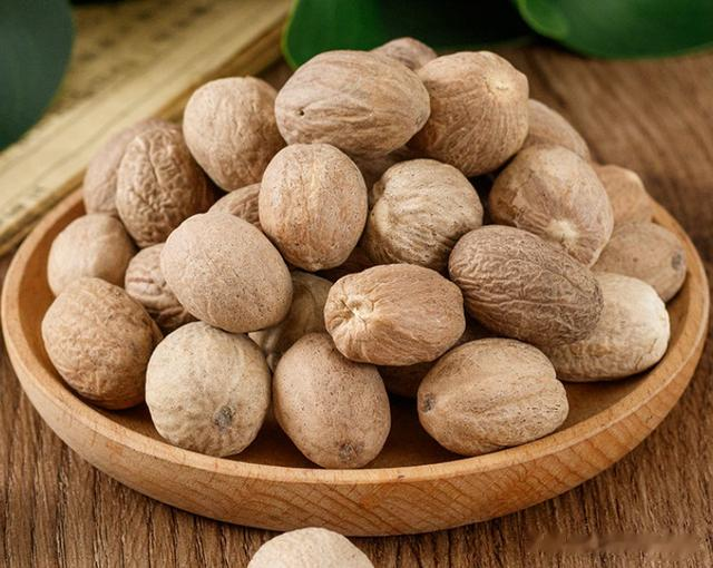 卤牛肉嚼不烂,不是卤的时间不够,放入这5种料,牛肉软嫩好吃