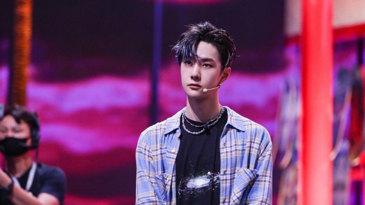 王一博舞台展风采，腋下管理成亮点，娱乐圈自律新标杆