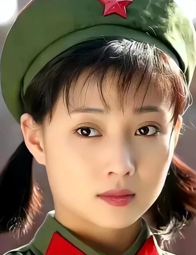 她是演员中的女富豪,多辆豪车轮流开,如今44岁却活得像20岁