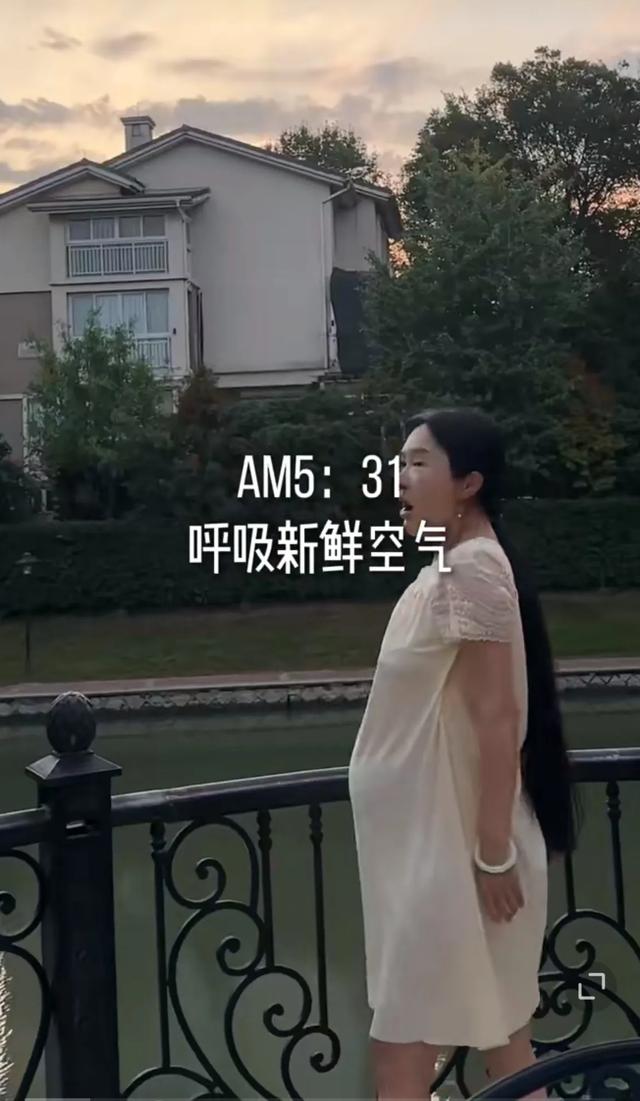 当爷爷的年纪当爸爸!73岁张纪中为孕妻涂妊娠油按摩,评论笑死