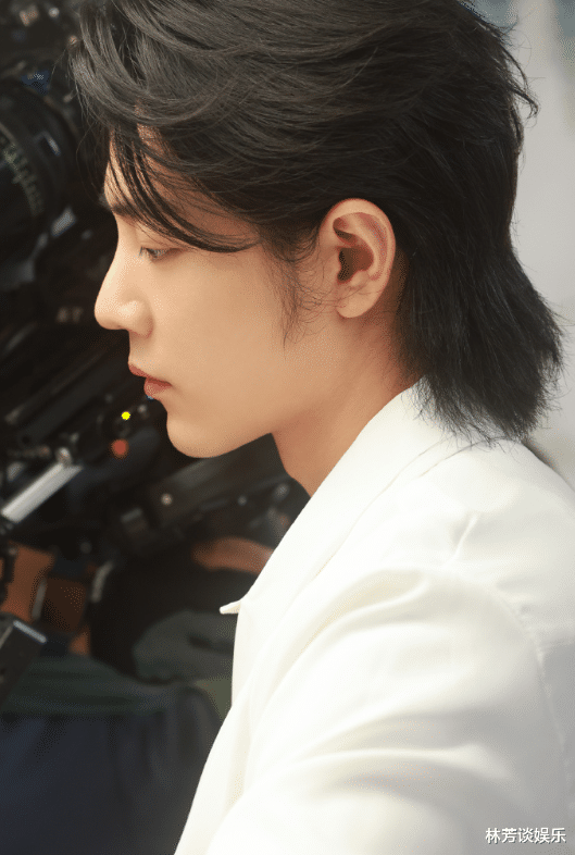 肖站留长发,侧颜让人羡慕,粉丝:哥哥,我可以!