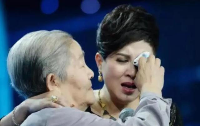 她9次登上春晚,被老外骗走3000万,40岁嫁小13岁男友,如今怎样