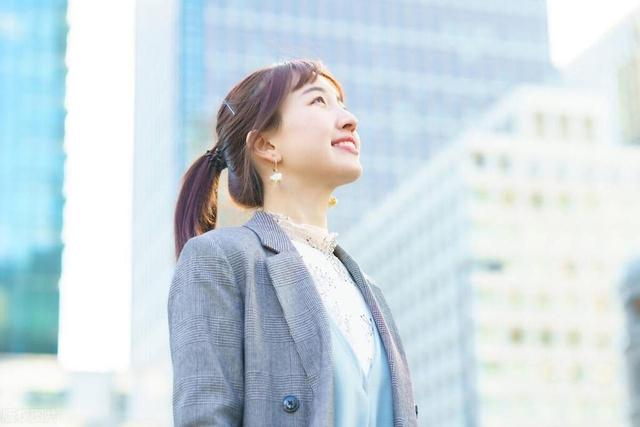 入职一个月后未被拉入部门微信群,职场新人应主动加入吗?