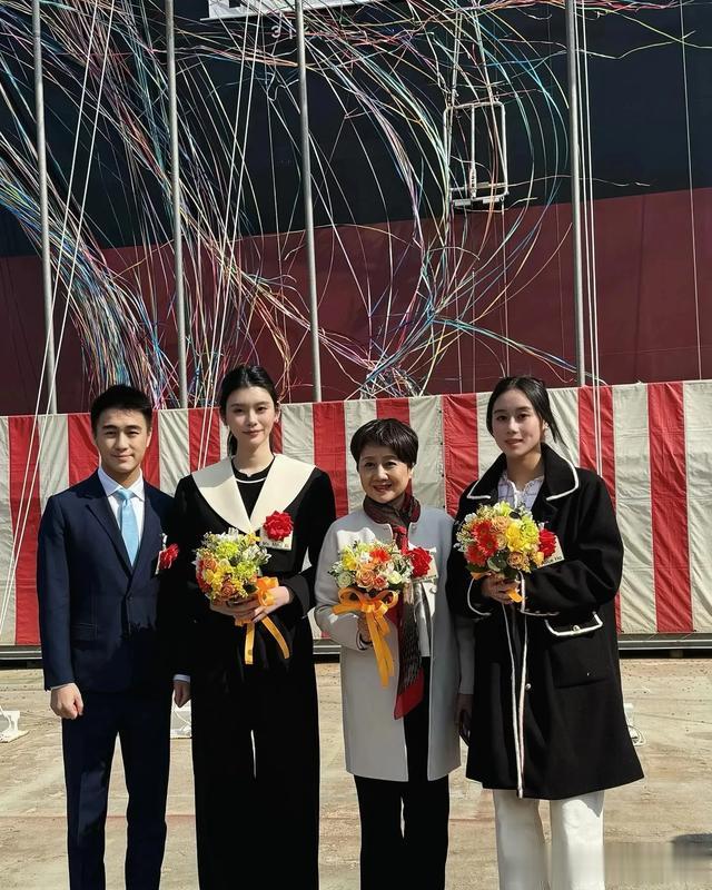 奚梦瑶和婆婆梁安琪同游泰国,小明身材高挑气质出众 婆媳关系真好