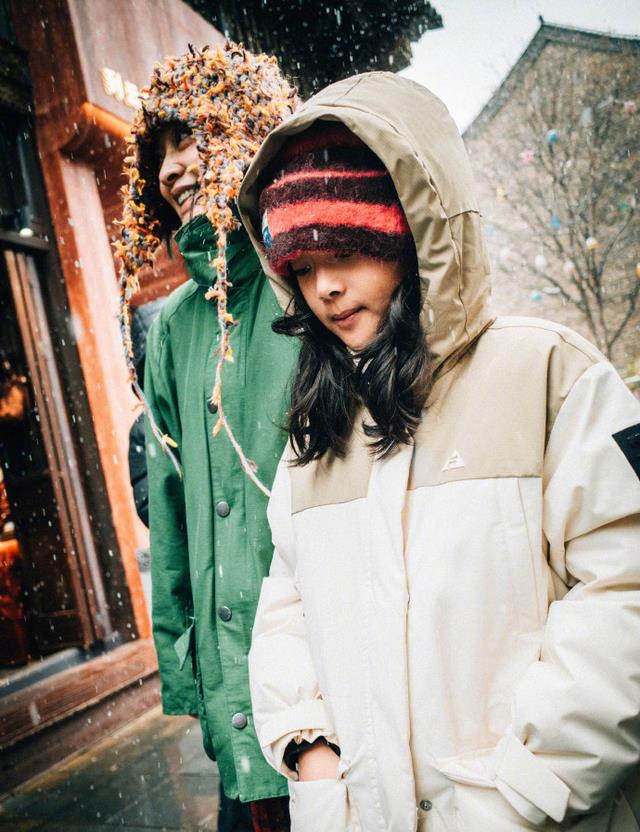 梅婷新年晒儿女近照，快快穿妈妈衣服好漂亮，阳阳像爸爸超帅气