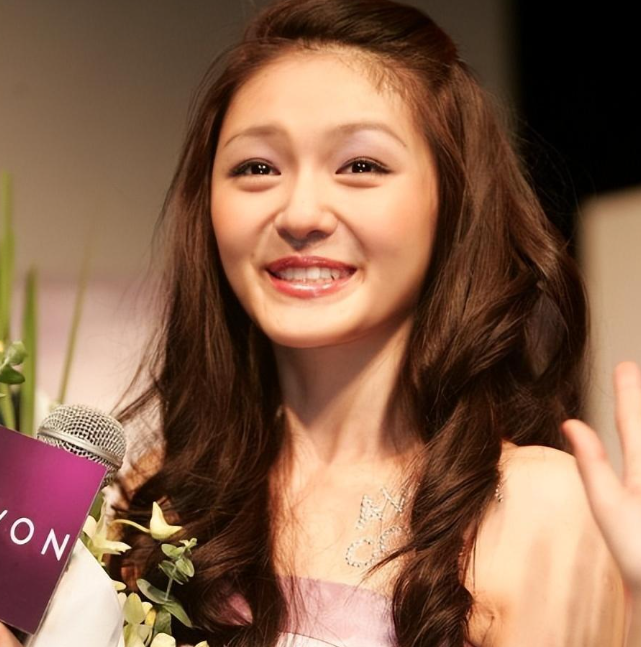 大s现身后续!张兰戴墨镜、文胸外穿内涵前儿媳,网友:还差光头