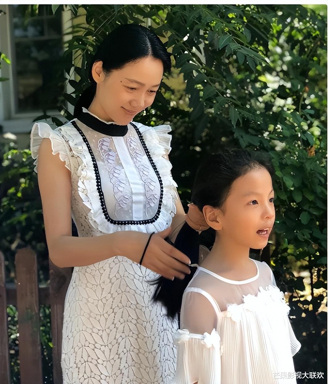 她是著名美女主持人,嫁给神秘老公生下三个孩子,50岁宛如少女