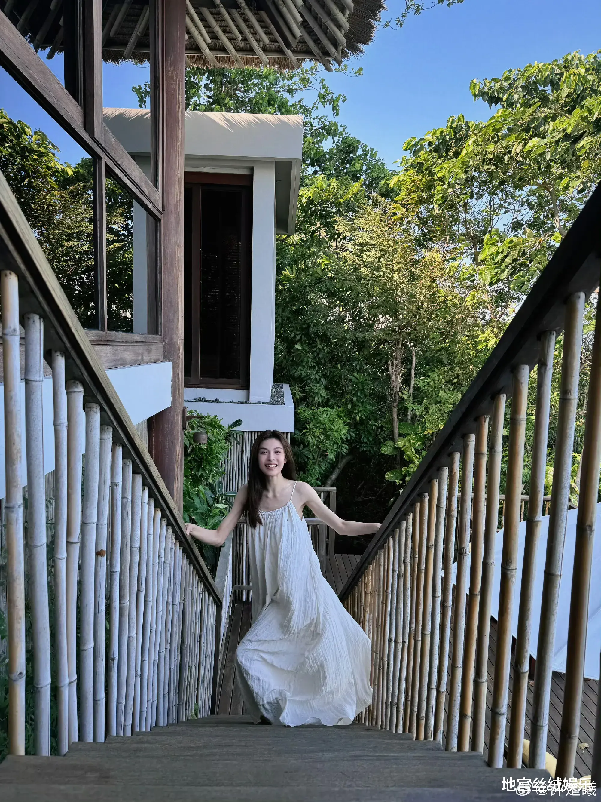 钟楚曦侯雯元旅游对比!她容光焕发,他精神涣散,网友:正常操作