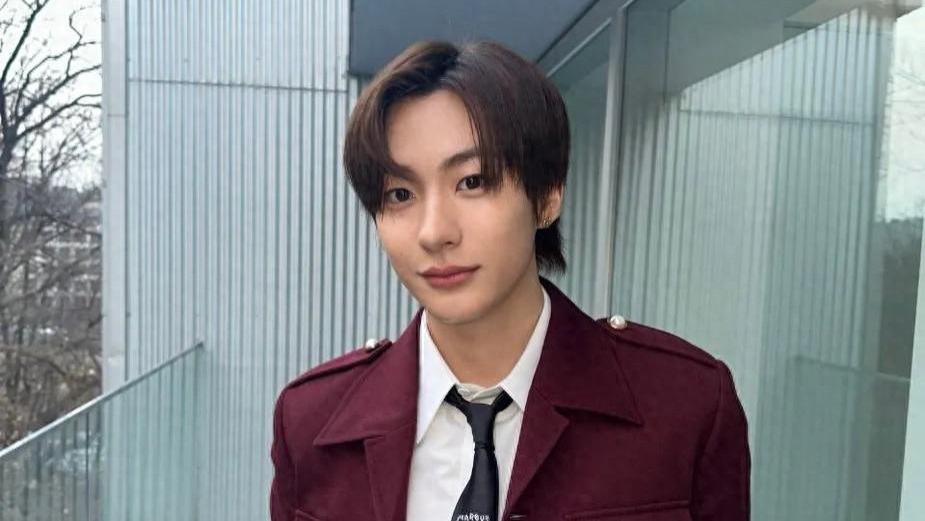 疑似韩国知名男爱豆，牵手照片被曝光，网友：终于吃到大瓜了