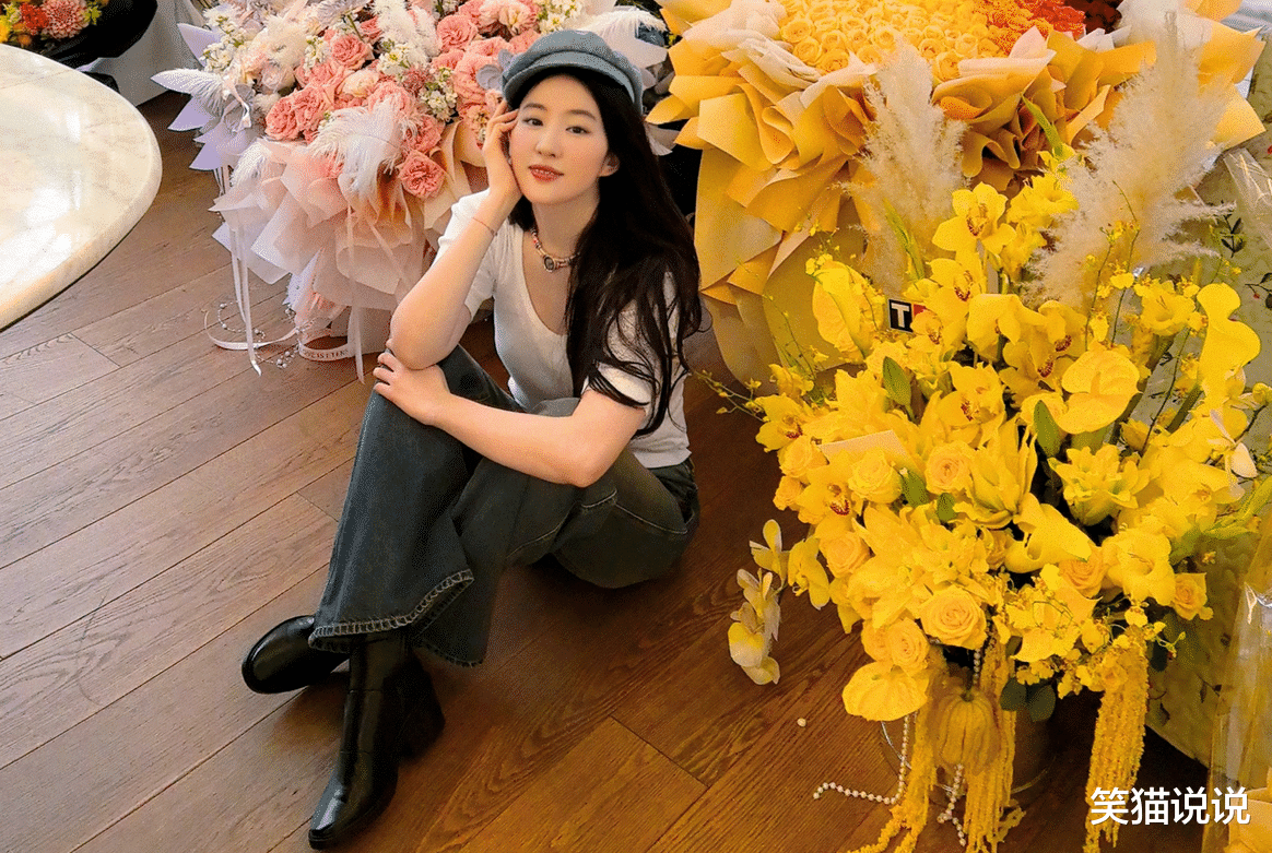 刘亦菲ins晒照:双手合十闭眼许愿,秀出满屋鲜花!