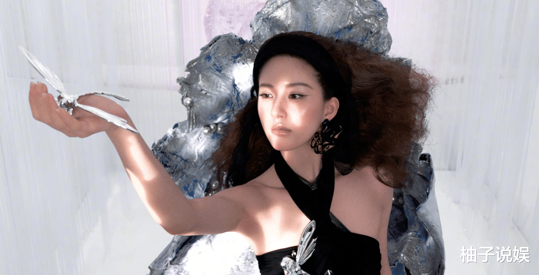 赵露思新形象曝光，《时尚COSMO》封面引热议