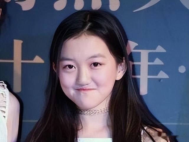 18岁李嫣近照曝光!嘴唇疤痕全消失,气场强大身材高挑,特像王菲