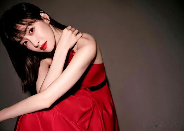 宋茜不愧是女团出身,这身材气质真的很独特。