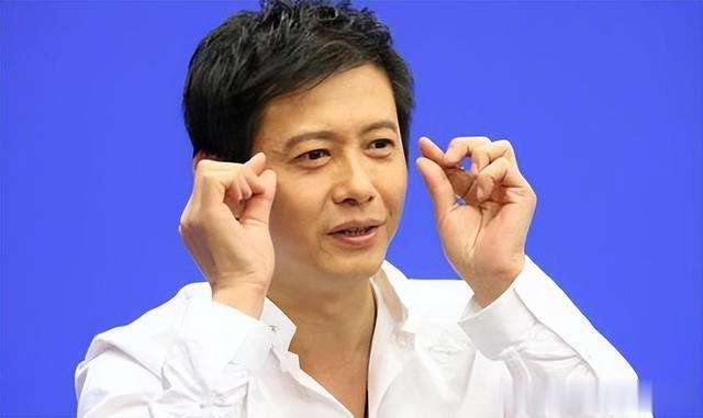 他是“央视败类”，抛弃妻子和董卿同居6年，14岁知道叔叔是亲爸