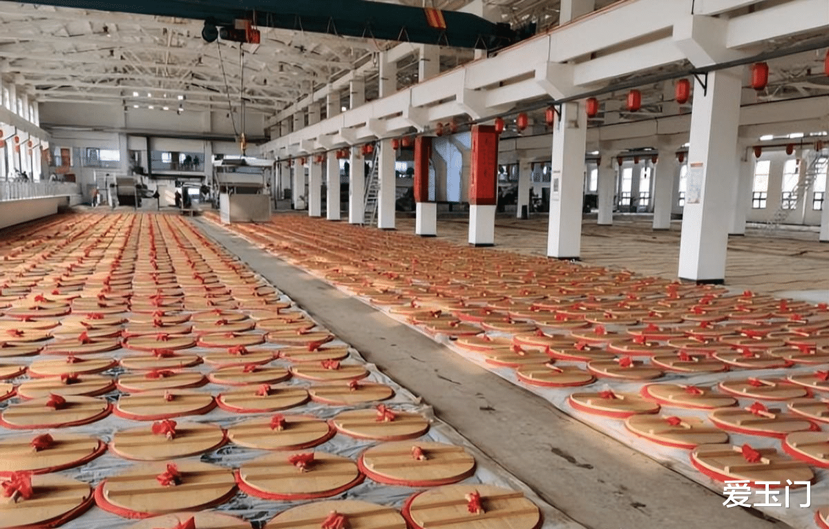 北京4位老教授到巴黎旅游,吃法餐喝茅台,席间对老板勃然大怒