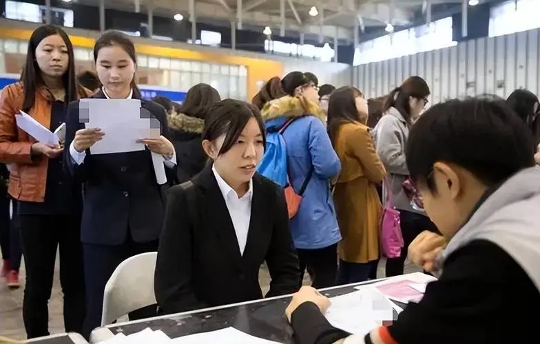 00后女硕士面试，面试官连问5个隐私问题，回3个字面试官抬不起头