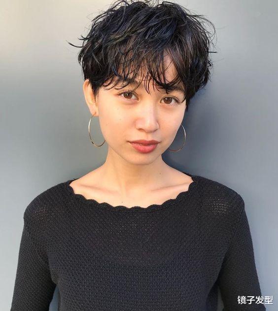 女人发型别管怎么剪,也要试试纹理烫短发,蓬松还时尚