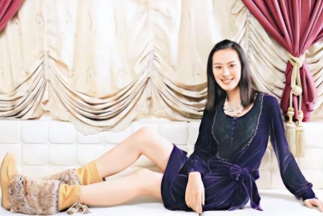 36岁梁洛施彻底翻盘,出席活动气质佳!3个儿子一直催她谈恋爱!