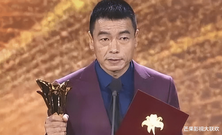 王挺：为父母离异落泪，帮爸爸还掉千万巨债后，40岁才与家人和解