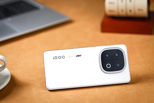 iQOO13外观图赏:直屏中框设计搭配会发光的镜头模组