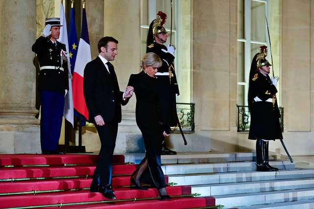 布丽吉特又把头发放下来了？一身西服套装亮相，还是国宴造型嫩