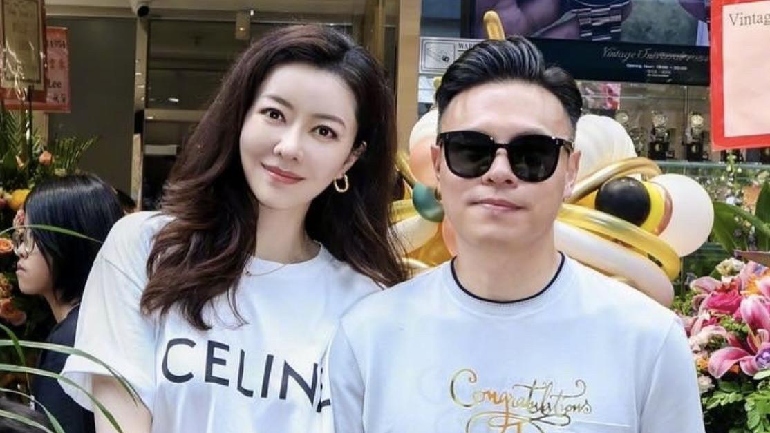 熊黛林晒老公名表店开业，婆婆和三个大姑子全部到场，54岁郭可盈好年轻