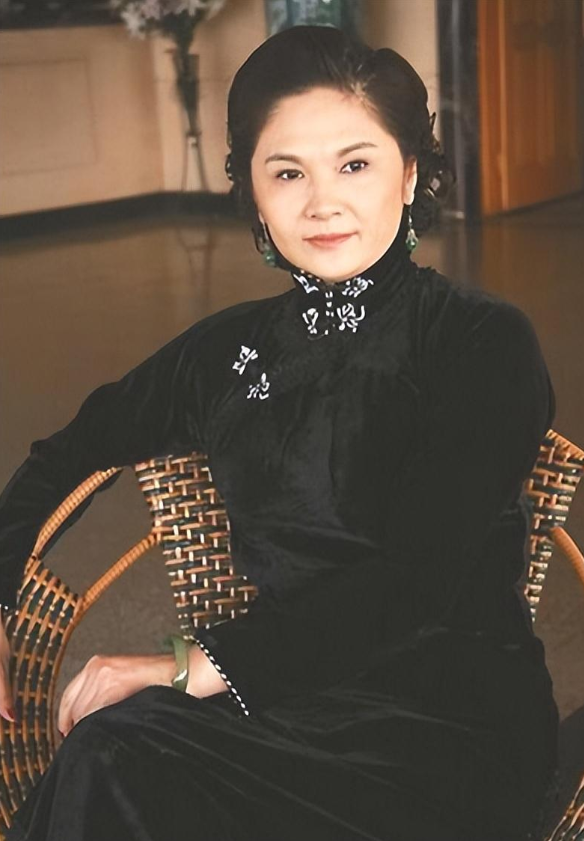 她是80年代央视美女主持，嫁给军委副主席之子，离婚后以卖画为生