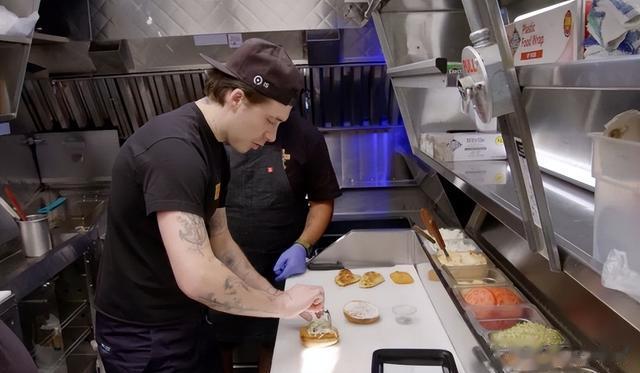 贝克汉姆长子:入赘犹太富豪家族吃软饭,3周年晒美女老婆赤身照