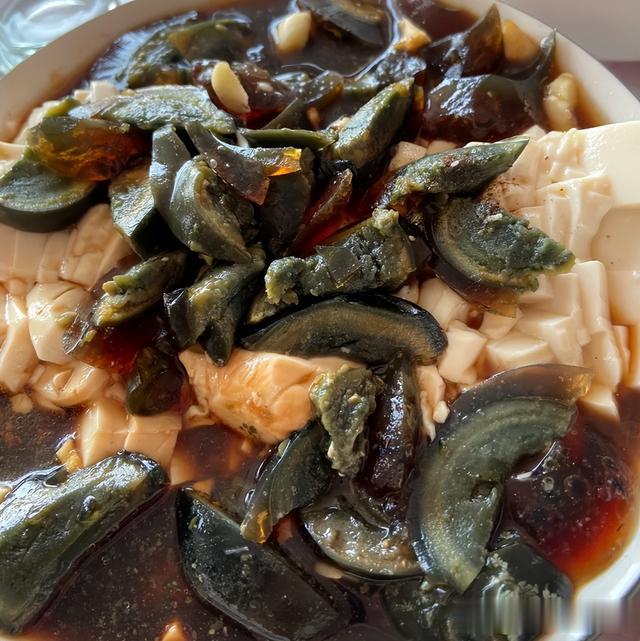 女孩瞒着父母来东北男友家吃饭,晒桌子上饭菜,网友看完却劝分手