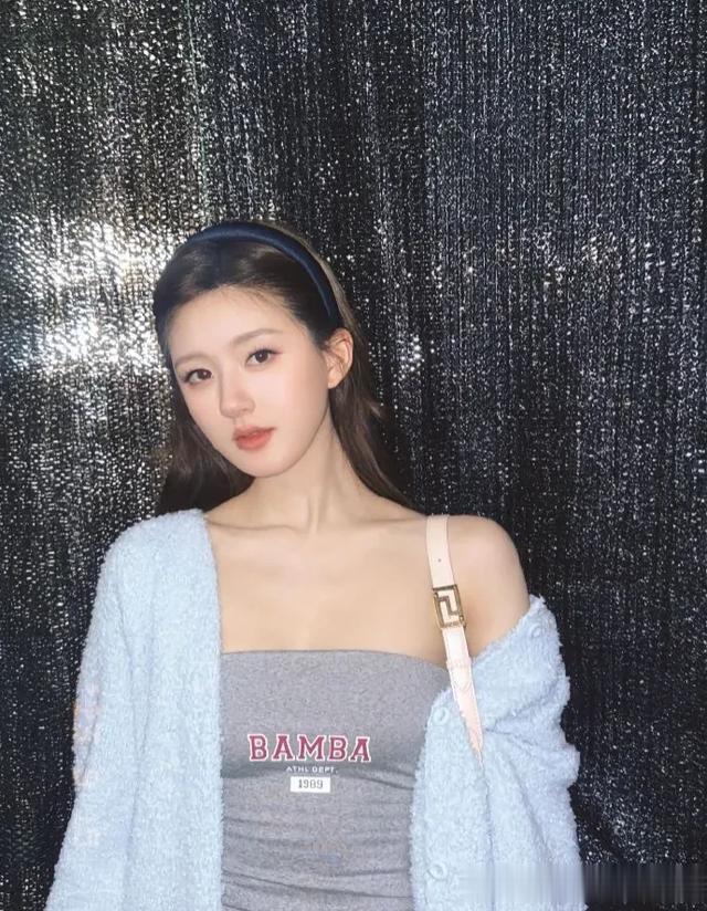 “范思哲女孩”赵露思的5款日常发型,纯欲、少女、清熟都能驾驭