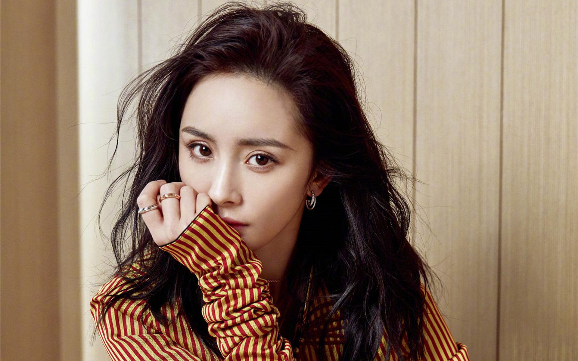 笑麻了！余承东与杨幂合影尴尬不已，手里的鲜花不知道该放哪