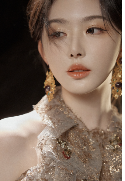 孔雪儿礼服亮相,优雅大方,女人味十足!