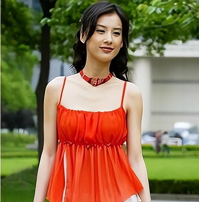 太壕了！黄圣依晒与父亲合影，娘家豪宅全曝光，露台超大种满花菜