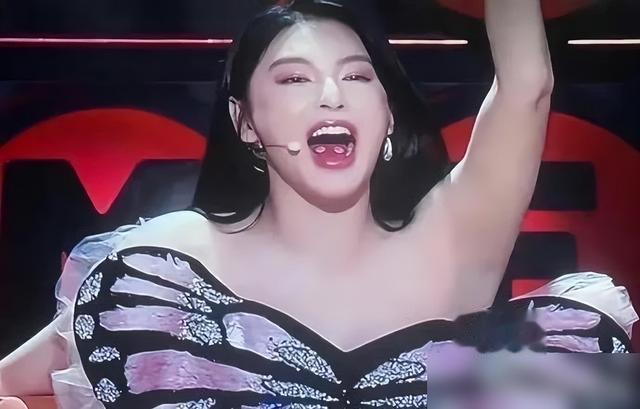 张雨绮舌头上这两坨东西惹争议,咋没见过这种西瓜霜啊