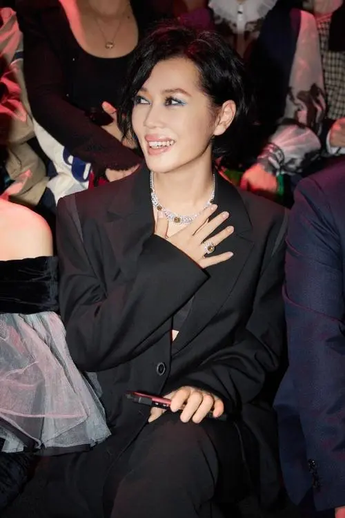 她征服3位影帝，与导演同居11年被“甩”，如今47岁身价高达40亿