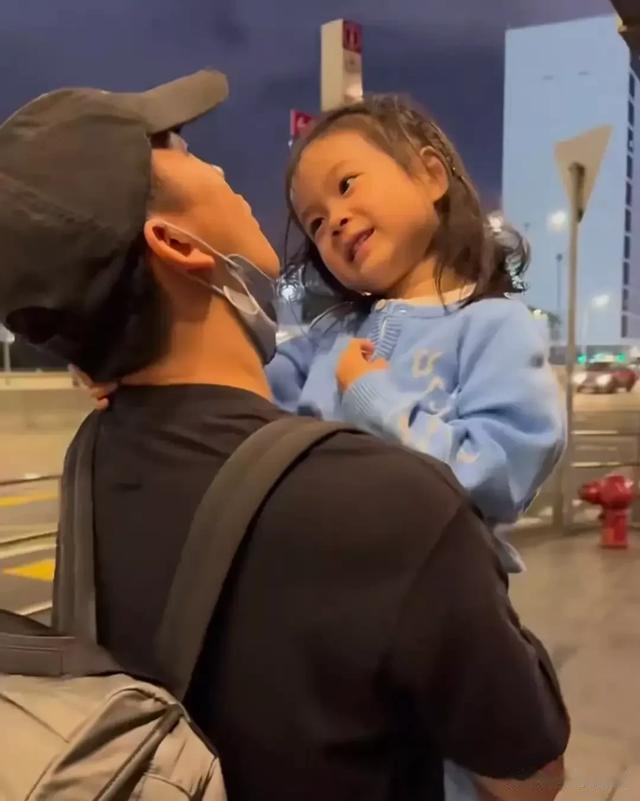 46岁王阳上海街头溜达被偶遇,穿着简单朴素,锅盖头发型引热议