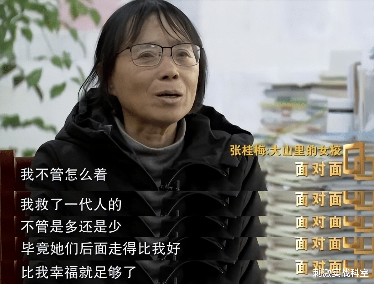 同样和张校长合照,海清有距离感,而宋佳这张很像闺蜜间的相处