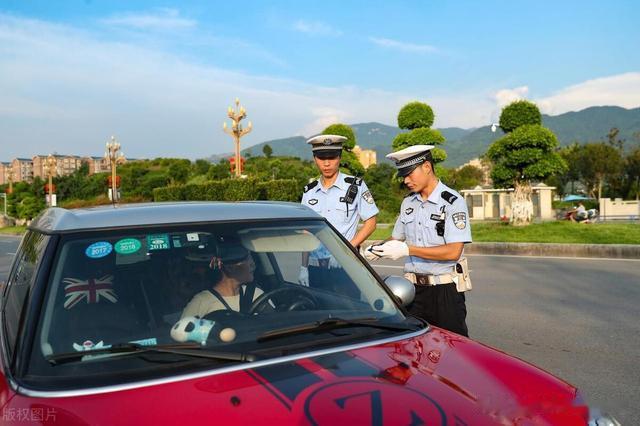 交警查车为什么不是每辆车都查？只要记住这4点，交警懒得管你