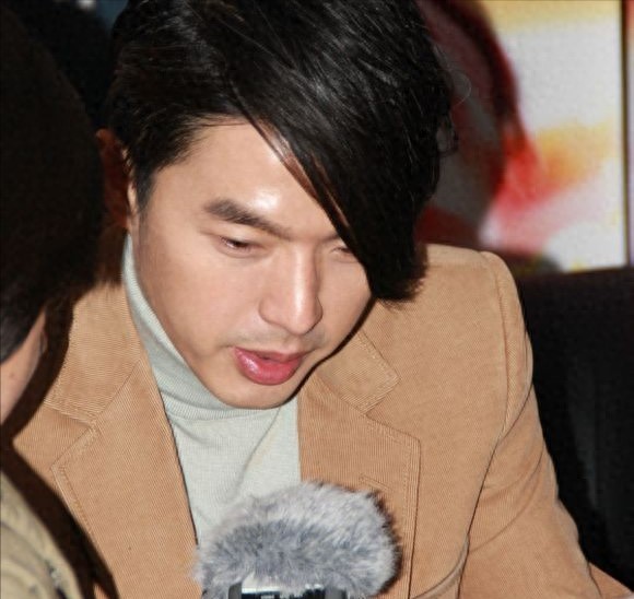 两次金钟奖得主李威卷入命案,已被传讯两次,家人直言平时没联络