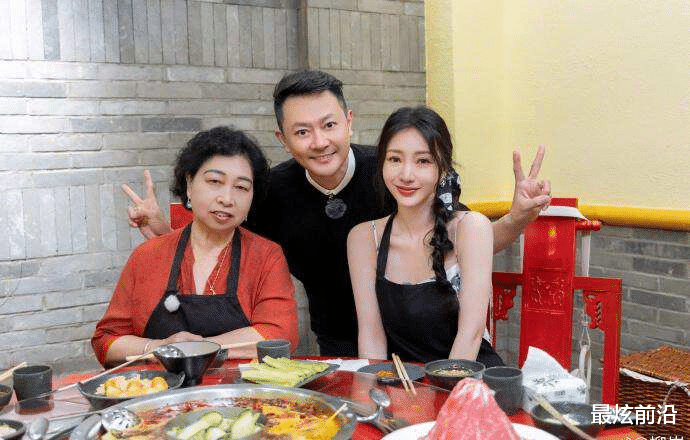 柳岩和印小天带妈妈聚餐，43岁柳岩穿吊带裙美回18，四人似全家福