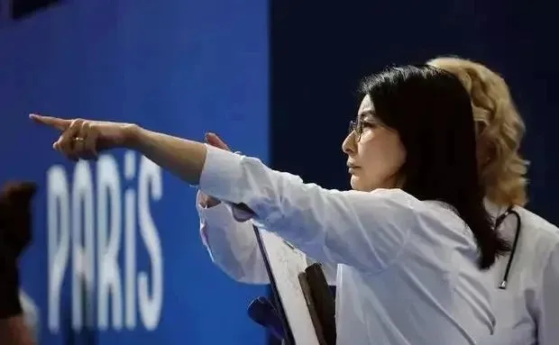 郭晶晶美飒了！奥运会裁判长造型曝光，穿白衬衣戴眼镜，气质干练